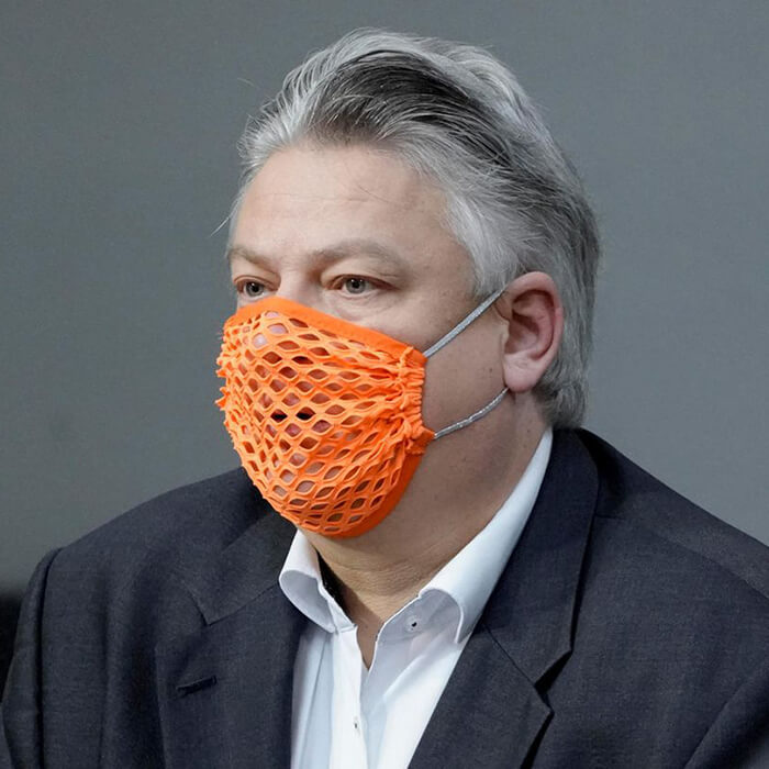 Thomas Seitz mit löchriger Maske
